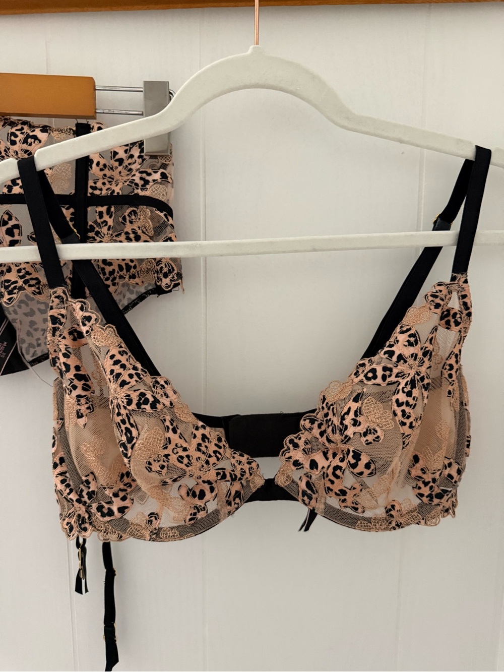 VICTORIA’S SECRET Very Sexy Bra and Garter Belt 34DD - Picture 3 of 16